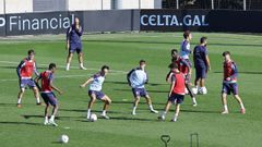Jugadores del Celta Fortuna, en el entrenamiento de este s�bado, antes de partir hacia Gij�n.