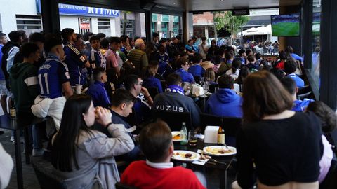 Aficionados del Oviedo observan este mi�rcoles, el partido entre el Eibar y el Oviedo, quienes se juegan la vuelta de la semifinal de la fase de ascenso a LaLiga EA Sports tras el empate del anterior enfrentamiento, en Oviedo