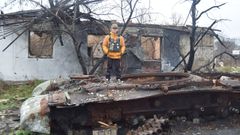 Artur sobre un tanque ruso destruido por el Ej�rcito de Ucrania.