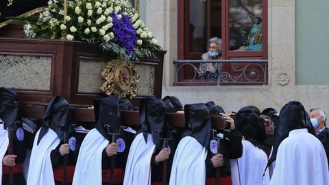 La procesin es seguida desde la calle y desde ventanas y balcones.