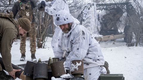 Miembros de la Brigada de Asalto de Montaña 128 de Ucrania, en las proximidades de Bajmut (Donetsk)