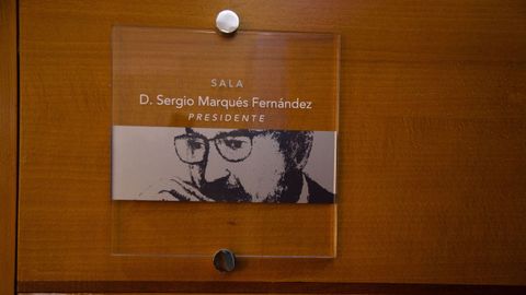 Placa situada a la entrada de la sala de Sergio Marqus