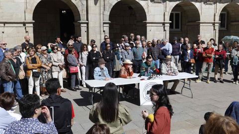 Los promotores del manifiesto hicieron la lectura en la Praza Maior, ante el consistorio