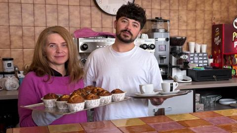 Con su madre Ioana en la cafetería del IES Monte Castelo