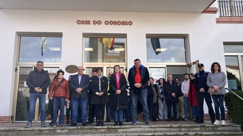 Detalle de la concentracin de este medioda a la entrada de la casa consistorial