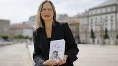 La escritora Cristina Barreiro con su libro en A Coruña.