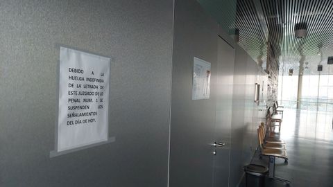 Cartel advirtiendo de la suspensi�n de juicios a causa de la huelga de letrados de la administraci�n de justicia