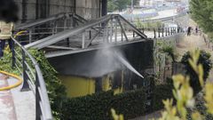 Imagen de la vivienda construida bajo la pasarela, el d�a del incendio