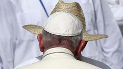 Ra�l Castro, con sombrero, saluda a Francisco antes de celebrar la misa en Holgu�n.