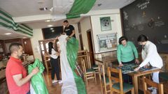 Bar Morandeira, en foto de archivo con preparativo de fiesta del Racing a cargo de la pe�a Morandeira