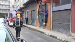 Bomberos y polic�a durante el operativo que se llev� a cabo en el edificio de la calle In�s de Castro