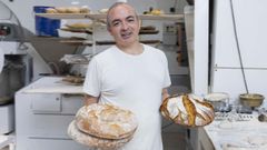 Juan Luis Est�vez, en la panader�a Germ�n de Fisterra, con sus demandados panes artesanos.