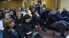 El abogado contratado por las comunidades de vecinos afectadas por la reapertura de la discoteca de la calle Valle Inclán convocó ayer una reunión para explicar cómo va el caso. Además de los residentes, asistieron representantes de los partidos de la oposición (PP, PSOE y BNG).