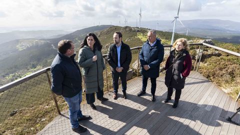 La n�mero dos de los populares gallegos, Paula Prado, visit� el Monte da Muralla acompa�ada del alcalde de Lousame, Esteban Ares, y de concejales del PP de Rianxo.