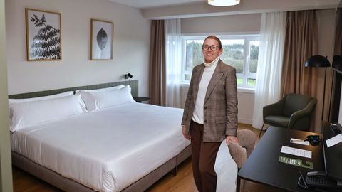 La directora en una de las habitaciones del hotel, decorado con helechos, el símbolo del Porta das Fragas