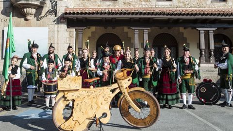 Milos Smilnak, con su bicicleta de madera, junto a la banda de gaitas 'Ciudad de Cangas de Ons'