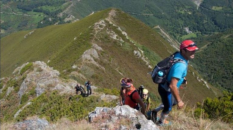 Participantes en una ruta guiada de ascensi&oacute;n al monte Formigueiros