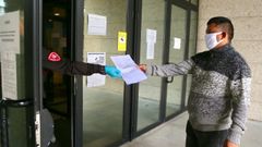 Un ciudadano presenta un documento para tramitar en un juzgado de Vigo