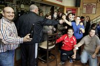 Imagen del j�bilo por el reciente premio de Navidad en la administraci�n de Lourenz�. 