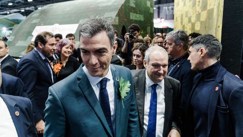 Snchez y el ministro de Industria, Jordi Hereu, durante su visita a la Feria Internacional del Turismo en Madrid