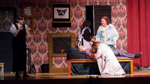 El grupo de teatro Charamela act�a en Sarria