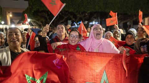 Gente celebrando la resoluci�n en las calles de Rabat.
