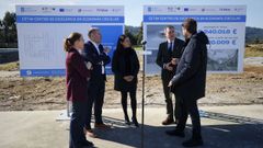 El conselleiro de Educaci�n, Rom�n Rodr�guez, habla con el alcalde de Arteixo, Carlos Calvelo, en presencia de Toni Pons y otros miembros del Cetim. 