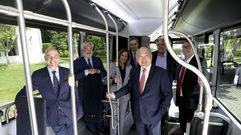 Directivos de Castrosua y de BYD el pasado mes de mayo, en la presentaci�n del autob�s Nelec con bastidor de la multinacional china
