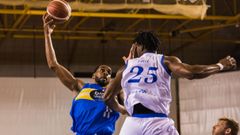 Darius Carter  (COB), en una jugada de ataque ante Fritz, en el partido contra Marbella
