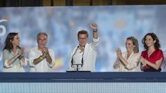 Feiioo, en el balc�n de la sede del PP en Madrid tras conocerse los resultados electorales en la noche del domingo