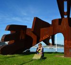 � esquerda, a artista o d�a que recolleu o Sereo da Cultura Galega, concedido por Barbantia. Arriba, cunha das s�as esculturas de maior envergadura, en Baiona. 