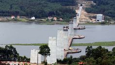 Imagen de los once pilares del viaducto del Ulla y de las tres islas artificiales que se habilitaron para la obra.