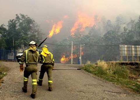 <span lang= es-es >El ltimo gran incendio</span>. Dos brigadistas se dirigen al incendio forestal sufrido en la comarca de Valdeorras, donde ardieron durante tres das alrededor de 1.600 hectreas.