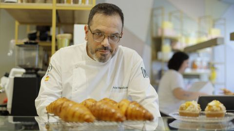 Ariel Hern�n en Doriel (A Coru�a).�Maneja el chocolate con tal maestr�a que es elogiado por los biestrellados Pepe Vieira y Manuel Costi�a (O retiro da Costi�a), adem�s de Luis Veira (�rbore da Veira), con una estrella Michelin. �Es uno de los precursores de la t�cnica fina del chocolate�, dice Vieira.