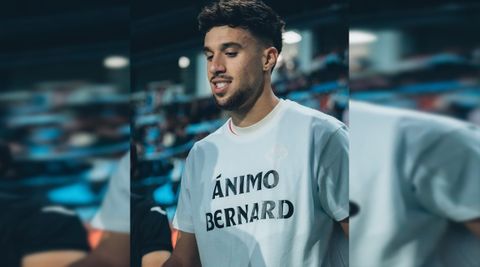 El delantero del Celta Fortuna �lvaro Mar�n, con la camiseta de apoyo a Bernard Somuah que lucieron sus compa�eros.
