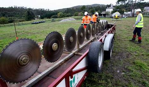 En la espectacular maniobra, que se realiz� en Xove, el helic�ptero elev� una sierra de 200 kilos a 40 metros de altura.