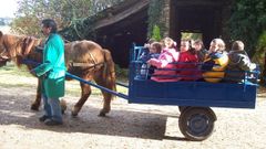 Visita de los ni�os de Sarria a la granja de Orto� a principios de los 2000