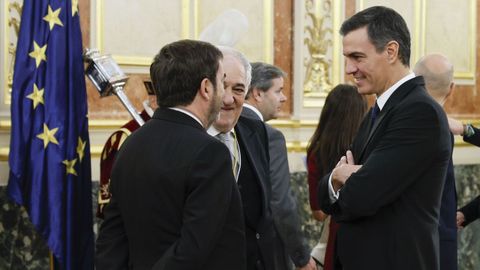 - El presidente del Gobierno, Pedro Snchez (d), conversa con el presidente del Tribunal Constitucional, Cndido Conde-Pumpido (c), y el presidente del Consejo General del Poder Judicial (CGPJ), Vicente Guilarte (i), al trmino de la ceremonia