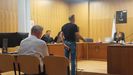 Los dos acusados, uno de pie y otro sentado, en el Juzgado de lo Penal 2 de Ourense.