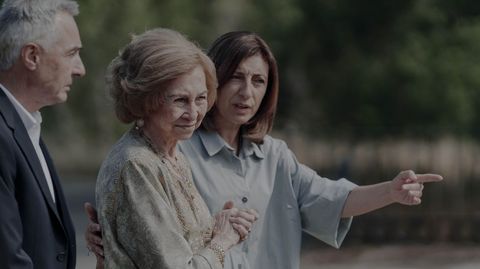 La reina em�rita, flanqueada por el alcalde de Rubi�, El�as Rodr�guez, y la conselleira de Medio Ambiente, �ngeles V�zquez.