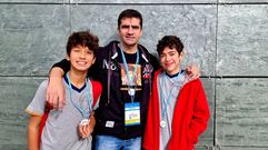 Los alumnos Luis Manuel P�rez Medina y Rub�n Pereira Cagide, con el profesor Javier Saco Fern�ndez