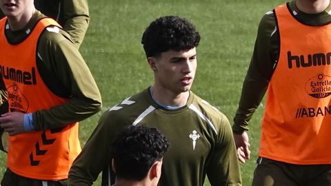 Andr�s Anta��n, entrenando con el primer equipo del Celta.
