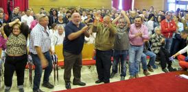El p�blico de las primeras filas rompe en aplausos tras materializarse la ca�da del PP en Cambados. 