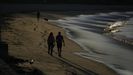 Imagen de archivo de perros paseando por la playa en otoo, cuando est permitido