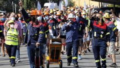 Los trabajadores de Alcoa, en una marcha desde R�o Cobo a San Cibrao