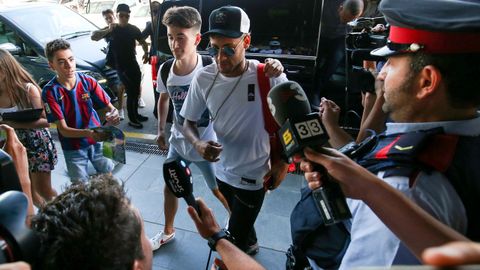Neymar a su llegada al aeropuerto de la Ciudad Condal para embarcarse en un vuelo a Par�s