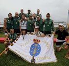 Samertolameu posa con la bandera de ganadores. 