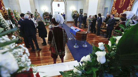 El f�retro presid�a el sal�n en el que habitualmente se celebran los plenos