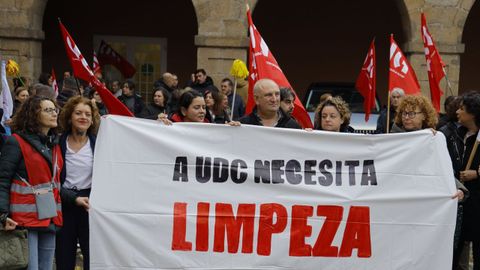 Trabajadores de la limpieza de la Universidade da Coru�a, este jueves en A Maestranza