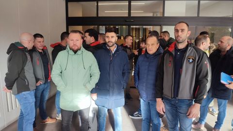 El presidente del comit� de Empresa de Hunosa, Andr�s Ballina, el representante de CCOO, Adri�n Miguel P�rez, y el brigadista �liver Su�rez junto a miembros de la Brigada de Salvamento Minero